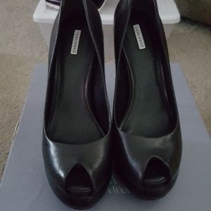 Vera Wang Pump